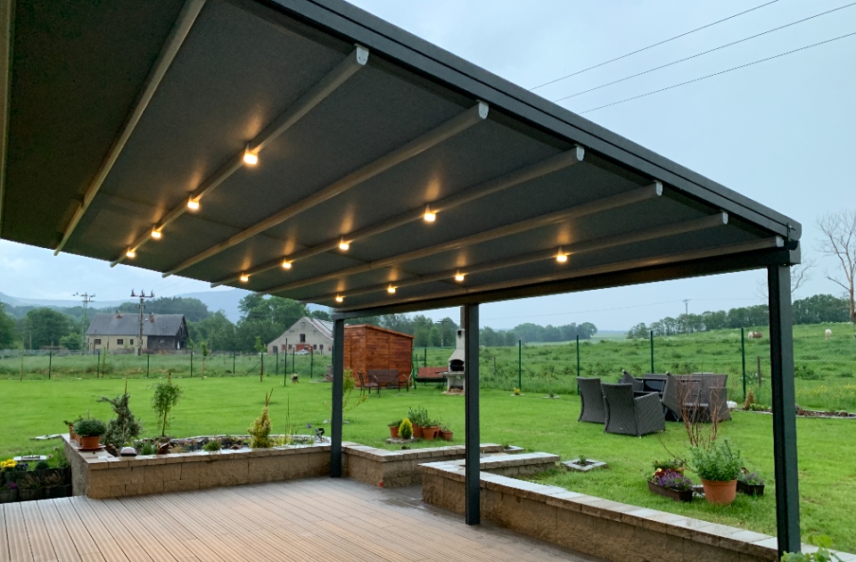 INTEGROVANÉ LED OSVĚTLENÍ - Bioklimatická pergola MIO 